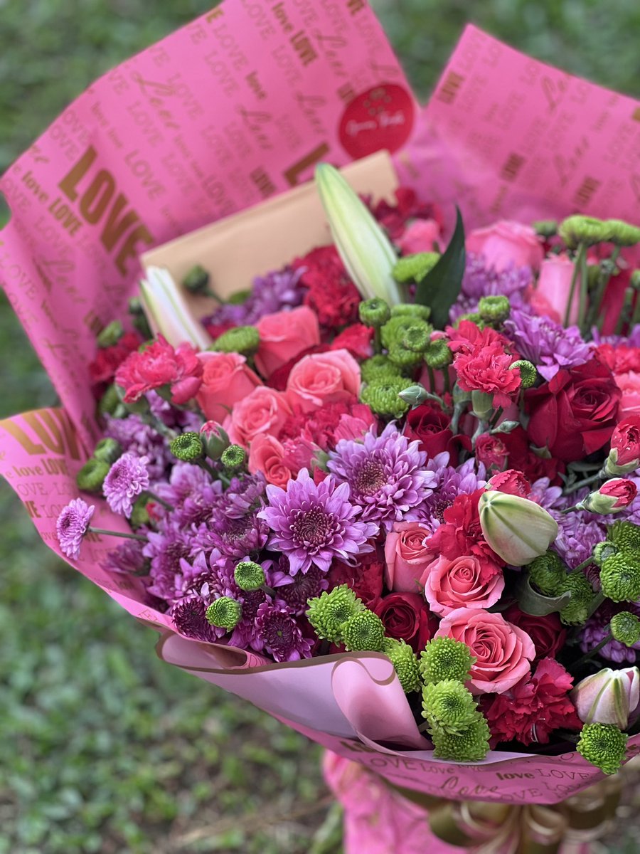 graciousthought's tweet photo. Have you been loved on today??
Swipe to see our xlarge bouquet, it’s as heavy as a 6month old😄

#graciousthoughts #uotmarketday
Mixed Bouquet Price:
Mini: UGX 40,000
Standard: UGX 60,000
Large: UGX 80,000
Xlarge: UGX 120,000

Please DM or WhatsApp for orders in advance. https://t.co/5ENpf4isi1