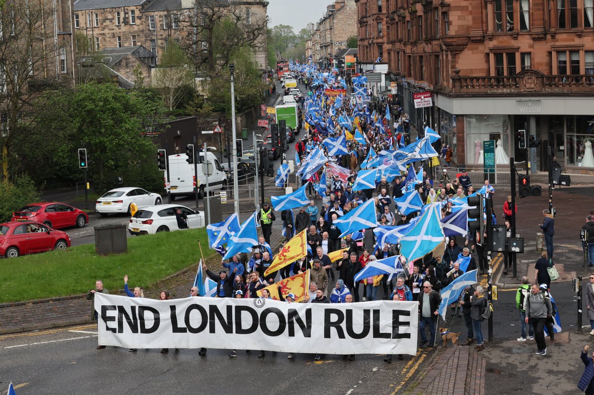 NacionsSEstat's tweet image. All Under One Banner (Tots sota una mateixa bandera) aplega milers de persones a Glasgow, per una república escocesa #SaorAlba nacions.blogspot.com/2023/05/50000-…