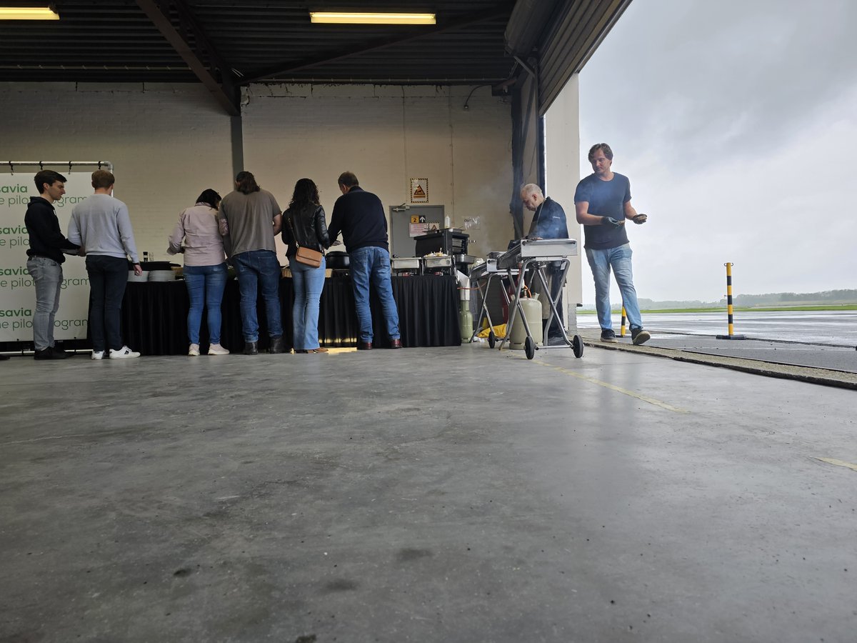 zelfvliegen's tweet photo. Weer of geen weer .... BBQ Transavia MPL bij ZelfVliegen #zelfvliegen #bbq #transavia #MPL https://t.co/Lrtwbme1DG