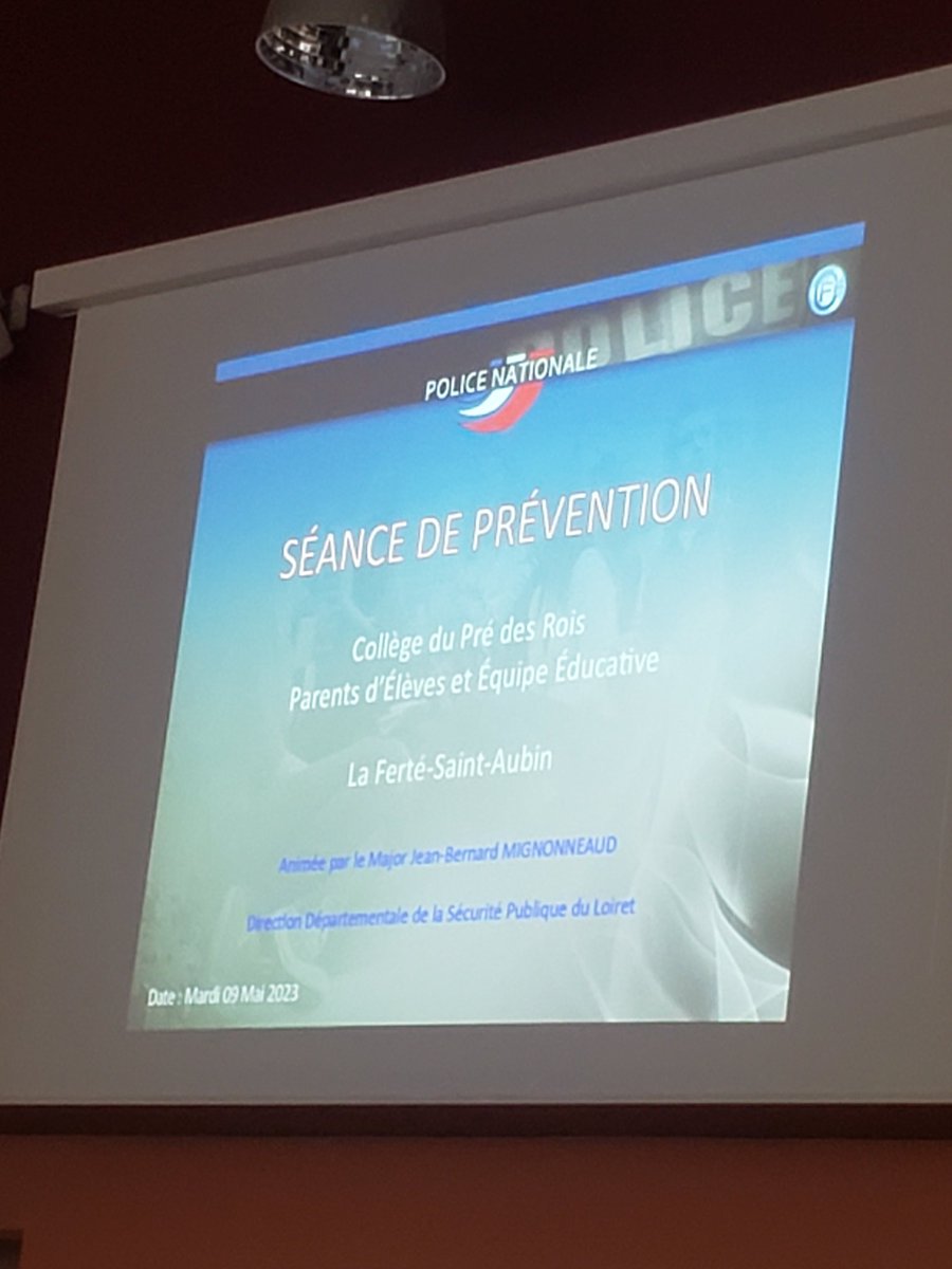 MaupasMagali's tweet photo. Conférence du Major Mignonneaud sur le cyberharcèlement. Projet inter-degrés dans le cadre du programme PHARE avec les écoles et le collège de La Ferté st Aubin. Parents des élèves de CM et du collège étaient conviés. 
Merci à tous, collègues,  enseignants,  directrices, parents. https://t.co/cmeUBNdMBZ