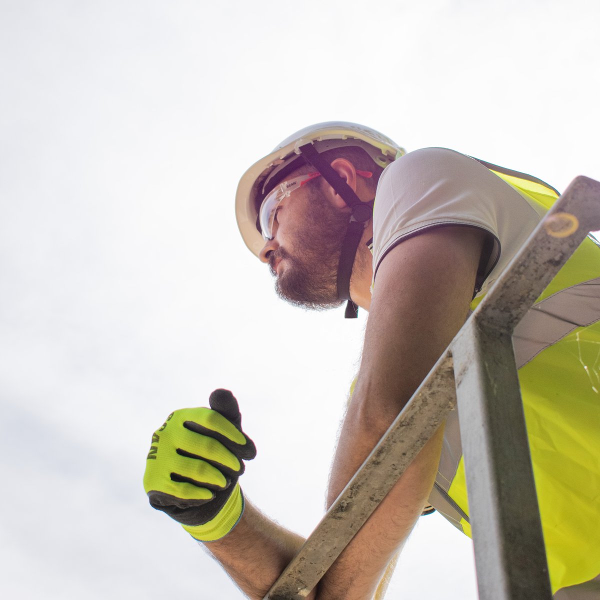 Working at height? Our Short Peak Safety #Helmets have a 15mm peak for great all-round vision 👀 #SafetyMadeSimple