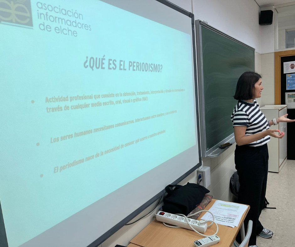 InformadoresElx's tweet photo. Hemos comenzado a impartir los talleres de alfabetización digital que organizamos en colaboración con la concejalía de Educación del Ayuntamiento de Elche. 🎓 El primero se ha llevado a cabo en el IES Nit de l’Albà, con alumnos de 1º de ESO. 😀

#talleres #educación #informadores https://t.co/r2lcDpLjoX