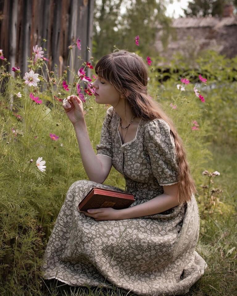 استغنيت عن الكثير من الأشياء والأشخاص، ولم أعد ألحظ بأن معظم علاقاتي مبتورة، لقد أصبح كل نقص هو الكمال بالنسبة لي.