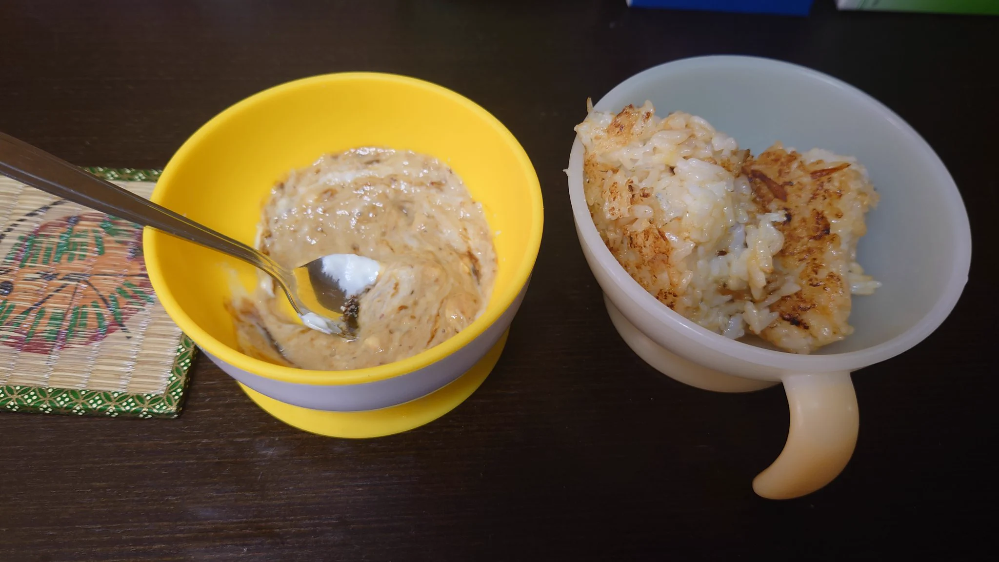 おはようございます。この記事を見てよし！と思ったらこれですよ。刻み野菜としらすたっぷり焼きおにぎりとヨーグルトです。水分が飛んでくるとバラけてしまう。もっとガッチリと握るか初手で周囲を焼き固めないとだめなんかなあ？
#2歳 #おうちごはん #幼児食  