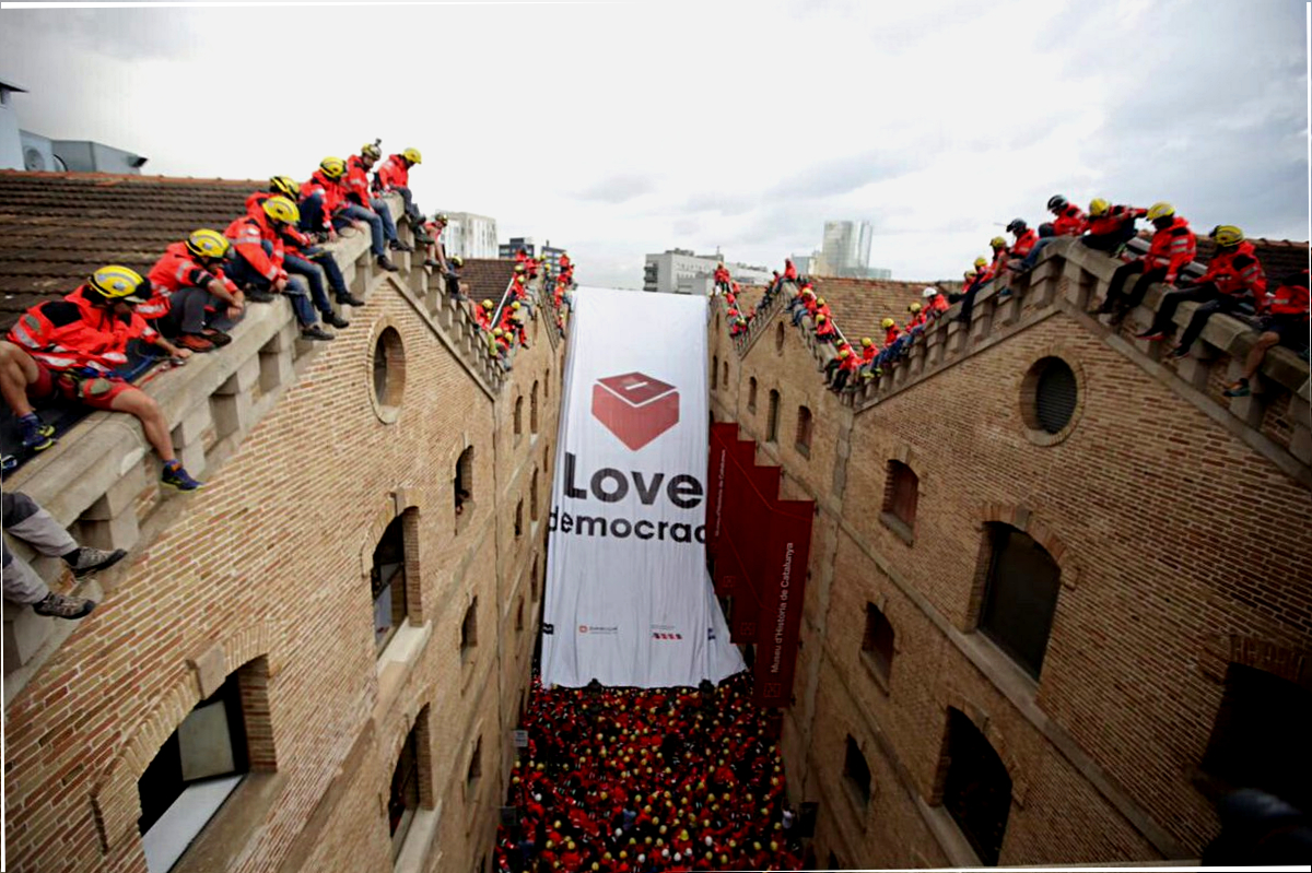 Quantes vides haurà salvat  en Joan Domènech  <a href="/Johandom/">Joan Domènech</a> fent la seva feina de bomber? Es mereixia ser apallissat pels antiavalots de Mossos pel fet de ser independentista? 
El meu reconeixemeent per herois com ell, mori el mal <a href="/govern/">Govern de Catalunya</a>