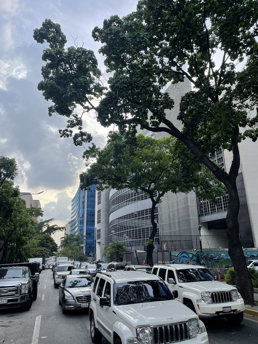 JonathanQuantip's tweet photo. Grua de elevación obstruye dos canales de la Av Tamanaco del Rosal con av. Naiguata. Fuerte cola desde la Mohedano @FMCENTER https://t.co/2MJLsId2FI