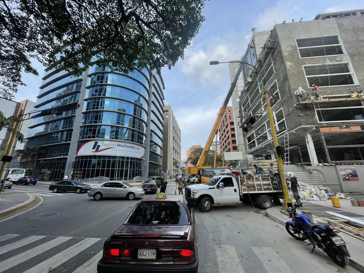 JonathanQuantip's tweet photo. Grua de elevación obstruye dos canales de la Av Tamanaco del Rosal con av. Naiguata. Fuerte cola desde la Mohedano @FMCENTER https://t.co/2MJLsId2FI