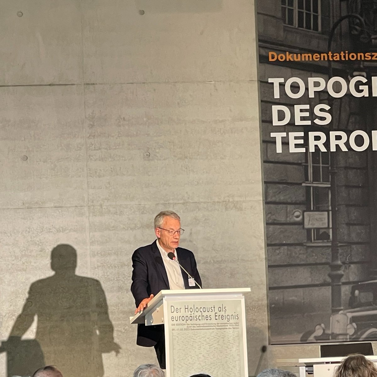 Impressionen vom ersten Tag der <a href="/edition_vej/">Edition Judenverfolgung 1933-1945 - VEJ</a>-Abschlusskonferenz in #Berlin und der inspirierenden Keynote von Martin Doerry zu Erinnerungskultur und möglichen Intentionen der #VEJ. Nicht live vor Ort? Live-Stream heute von 10:15 bis 20:00 Uhr: topographie.de/veranstaltunge… 
#Holocaust