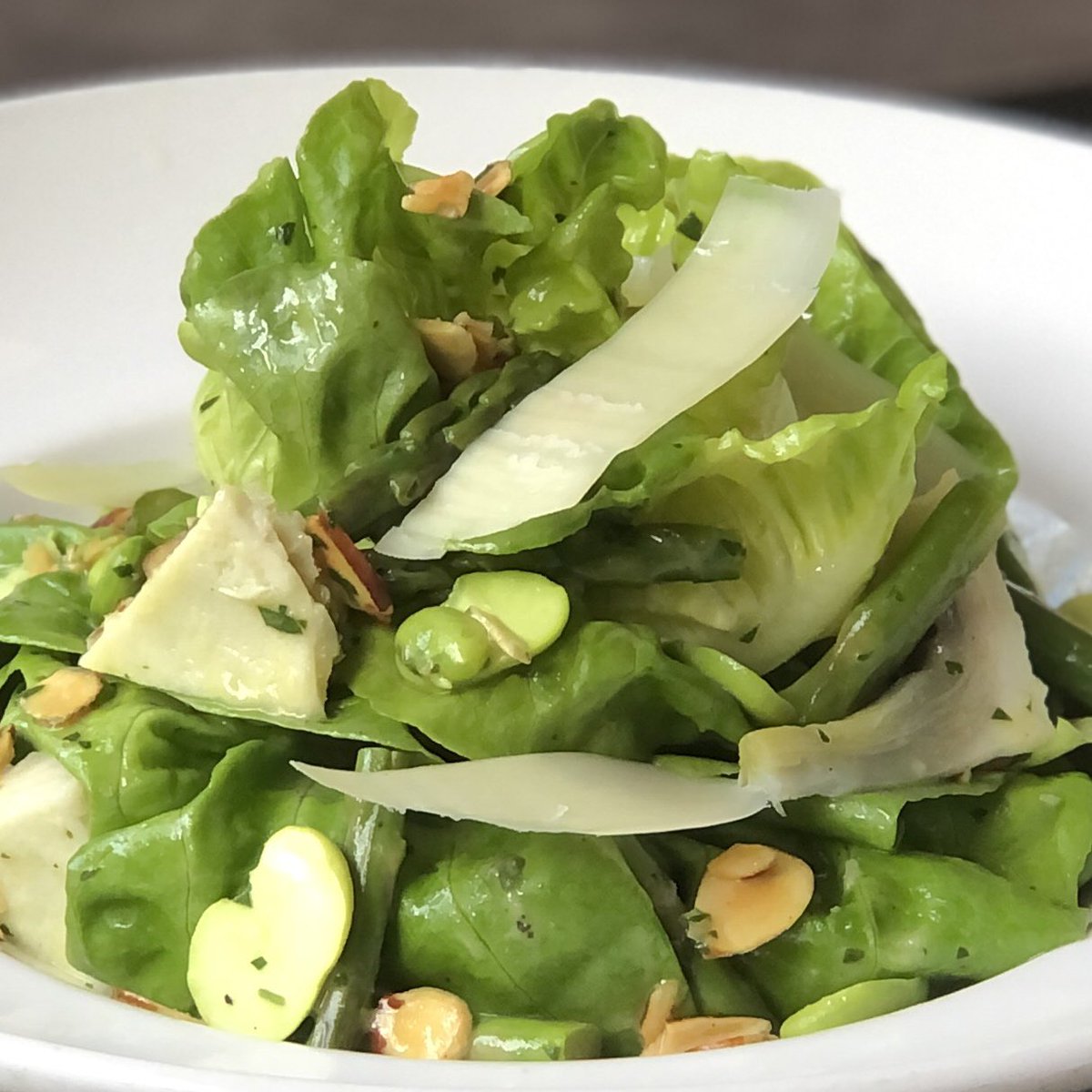 On our specials tonight: spring Bibb salad with house marinated artichokes, fava beans, toasted almonds, asparagus, shaved Gruyère, and lemon-herb dressing! 

#CafeSelmarie #LincolnSquareChicago #SpringMenu #ChicagoFood #Artichokes