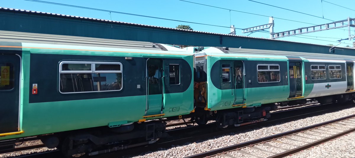 NotYOLOSmh's tweet image. The last pair of Southern 455s I saw go to scrap

Unidentified 455 with 455812 on 11th August 2022 at Newport

#Class455