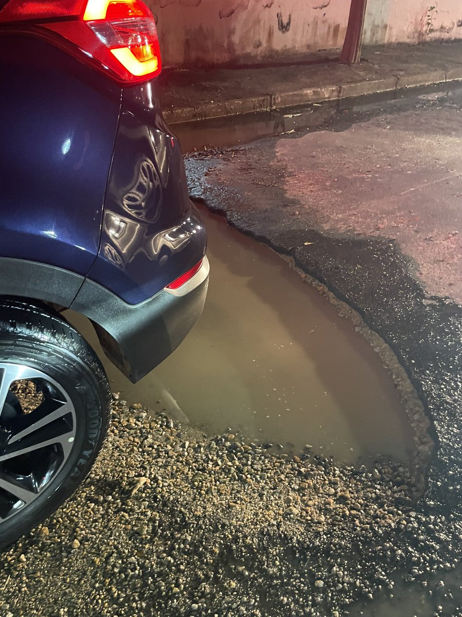 sonaracapaverde's tweet photo. @prefeiturapmf  Não há carro que aguente a situação das ruas. Acabei de estourar um pneu e bater o carro em uma cratera na rua Vereador Pedro Paulo @sartoprefeito12 vai pagar o  meu prejuízo e de outros carros que caíram? https://t.co/tYvBjrwfll