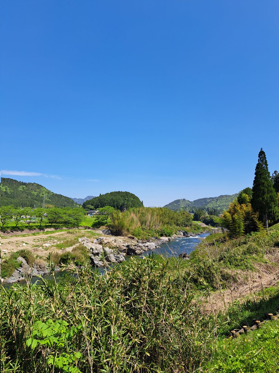 s47741666's tweet photo. おはようございます。
今日こちら岐阜市は晴れ☀️最高気温28℃で夏日となり暑くなりそうです。
今週も中日となりましたね。
私は今日は仕事忙しくなりそうです。
朝晩と日中の気温差があるので風邪などひかない様に体調に気をつけて、暑さに負けずに今日も元気に笑顔で頑張っていきましょう‼️ https://t.co/aDm3xMAzuj