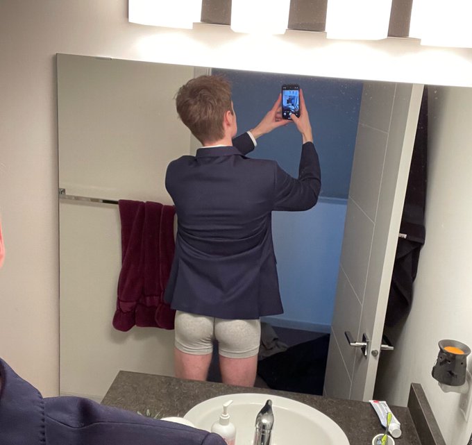 2 pic. Ready for prom https://t.co/D1E6i9Uubh