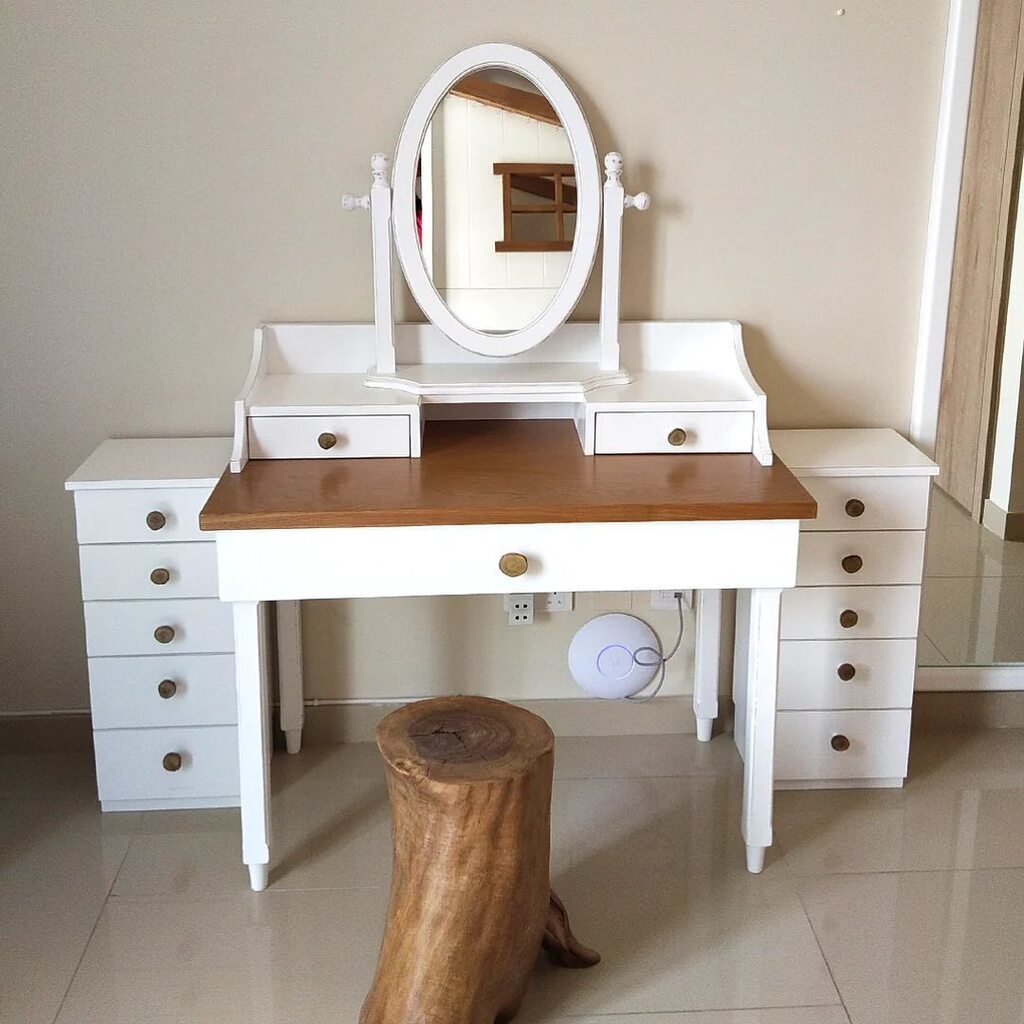 𝓦𝓸𝓸𝓭𝓵𝓪𝓷𝓭 𝓓𝓻𝓮𝓼𝓼𝓲𝓷𝓰 𝓣𝓪𝓫𝓵𝓮 ✨

A dreamy dressing table with 2 detached drawer sets on either side and tree branch slices for drawer handles.

#craftydust #woodenproducts #woodlandtable #woodendressingtable #dressingtable instagr.am/p/CsB6mFEI47L/