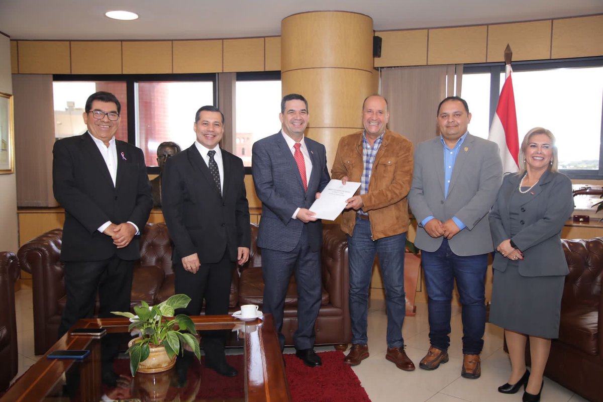 El Senado recibió un proyecto de contratos de préstamos remitido por el Poder Ejecutivo 

senado.gov.py/index.php/noti…

#SenadoPy 

<a href="/cachitosalomon/">Oscar Salomón</a> <a href="/SenaHermelinda/">Hermelinda Alvarenga de Ortega (Oficial)</a> <a href="/SenadorZena/">Senador Carlos Zena</a> <a href="/HVelazquezPy/">Hugo Velázquez</a> <a href="/ANDEOficial/">ANDE Página Oficial</a> <a href="/FelixSosaPy/">Félix Sosa</a>