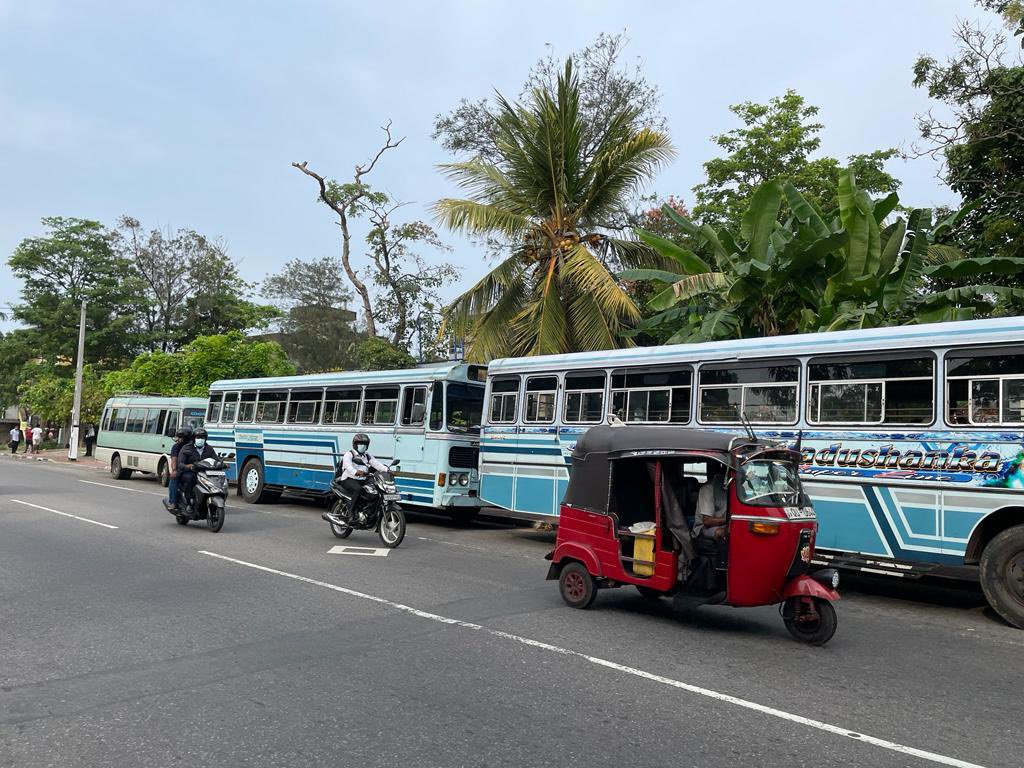 LihiniFernando's tweet photo. On May 9, 2022 the Mayor of Moratuwa led 400 council workers to Temple Trees, who later was instrumental in causing violence at #GotaGoGama 

I still recall going to Moratuwa MMC at 7.00am on 09/05 and exposing all of it to the media. https://t.co/OXAuAiVeWN