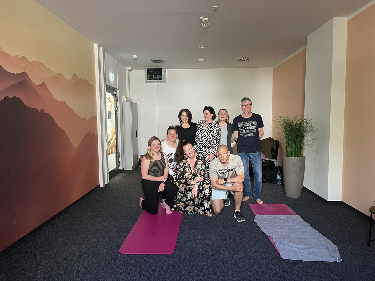 Sport am Siemens Campus in Erlangen 🤸‍♀️🤸! 
In unserem Ruheraum finden seit kurzem in den Mittagspausen Well-being Kurse statt. Begeisterte Kolleginnen und Kollegen und motivierende Trainer😃 
#siemenscampuscommunity