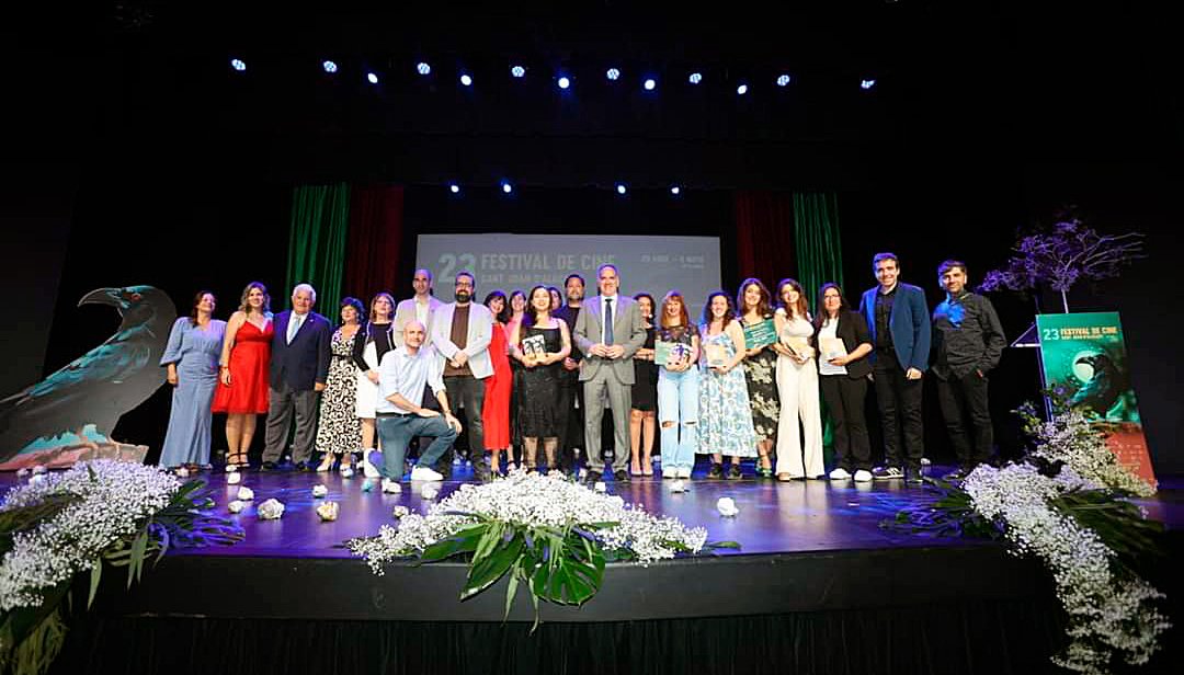 GLopez_es's tweet photo. Muy feliz por haber formado parte, un año más, de mi querido @santjoanfest como miembro del jurado y de haber podido entregar el Ficus de plata #UMH a mejor corto de escuelas. Enhorabuena a los premiados/as y al gran equipo que año a año hace posible el festival ❤️🎬 https://t.co/FZQGfGnh9S