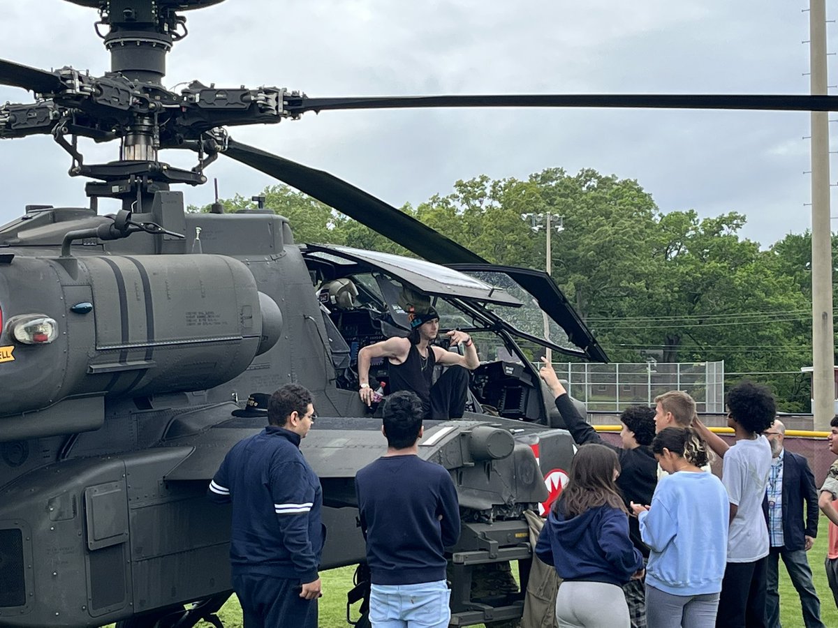 AP_MVHS's tweet photo. An amazing experience today @MVMAJORS #ArmyRecruitingEvent Shoutout to @ArmyAlexandria &amp; @FCPSR3 for helping us coordinate this event for our students interested in #serving their country!! #Unforgettablemoments @jvrog18 @fcpsnews https://t.co/moeJxLvIED
