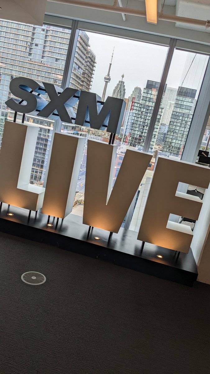 Happy 10th Birthday @SXMCanadaTalks 🥳! Great seeing everyone -- and your new office / studio is stunning! #TheFeed @siriusxmcanada