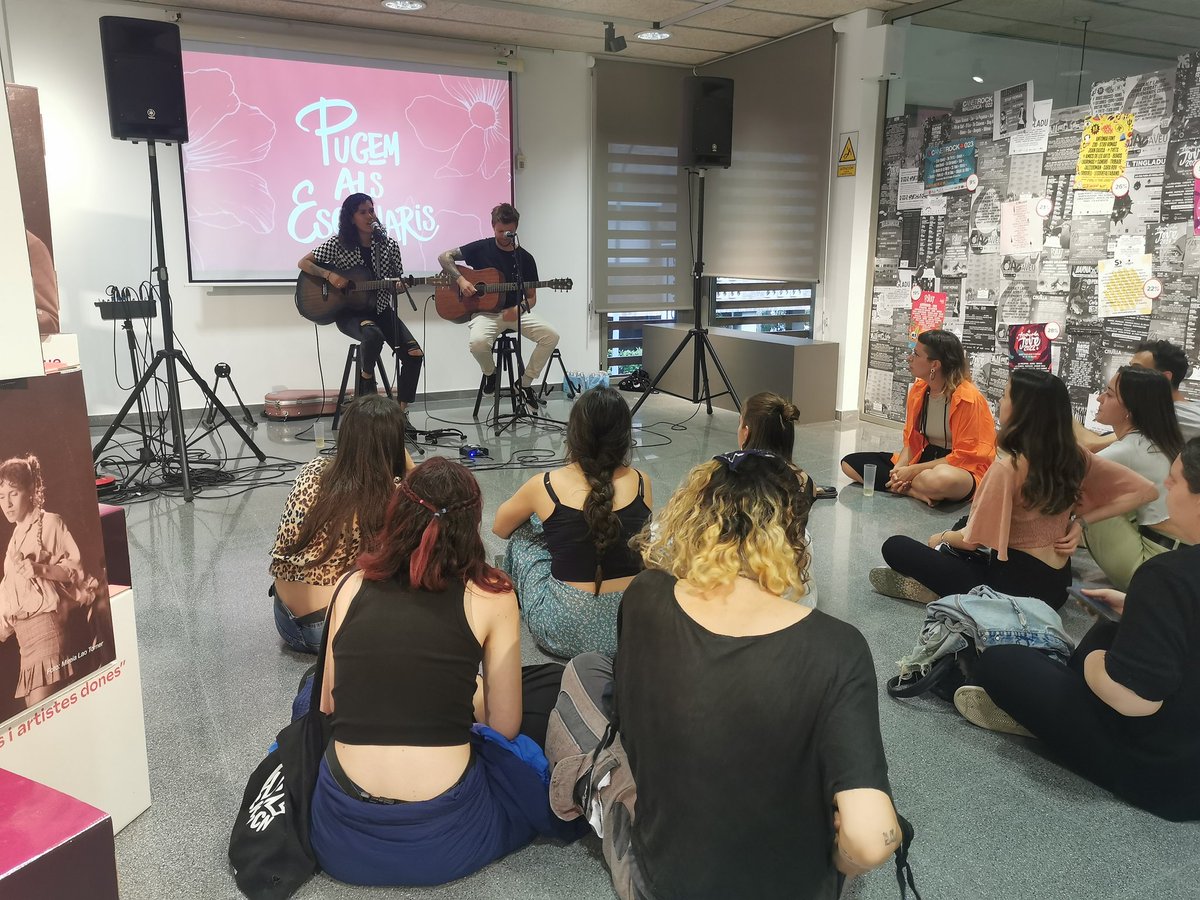 ccalbareda's tweet photo. Comencem la inauguració de l'exposició #PugemAlsEscenaris amb l'actuació de la mallorquina #Mdmar https://t.co/PKW6RVHQUN