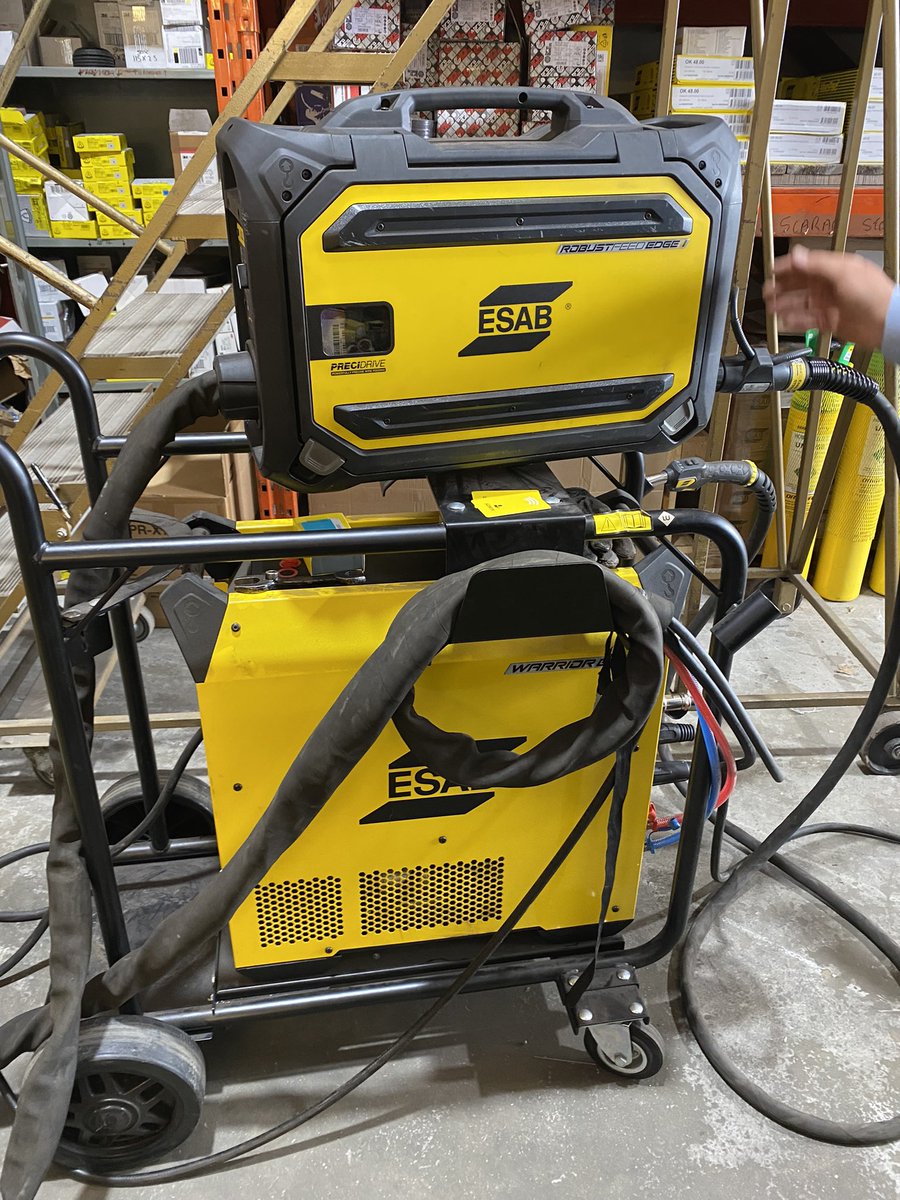 Spent some down time with our sponsors at Electraweld Ltd looking over the Warrior Edge what a piece of kit Wow mind blowing 😉😎thanks Tony 🐝