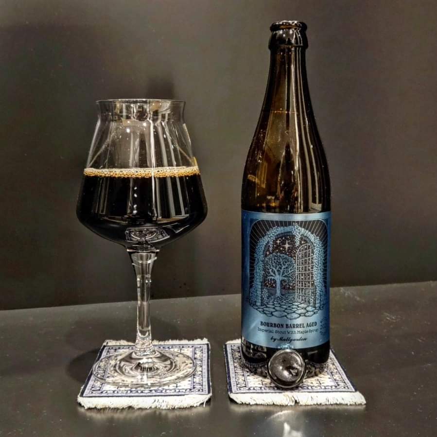 brunnenbraeu's tweet photo. Maltgarden - Gate N° 3/2021 - Bourbon Barrel Aged Imperial Stout with Maple Syrup (*****) 10,5%
#beeronthecarpet
#maltgarden #gateno3 #bourbonbarrelaged #barrelaged #imperialstout #stout #bourbonbarrelagedimperialstout #maplesyrup https://t.co/f0EhsFNn6d