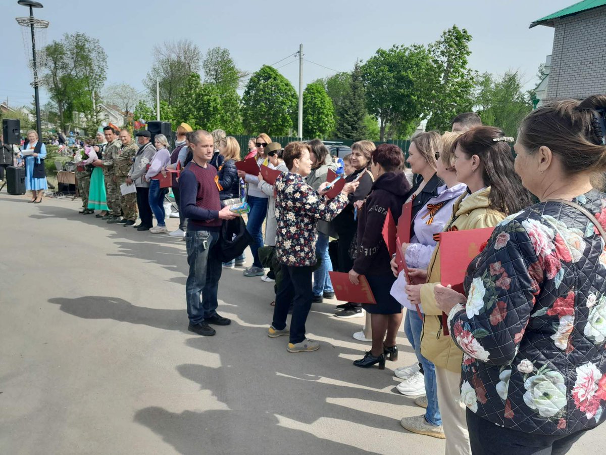 На протяжении десятилетий День Победы является самым святым праздником для граждан нашей страны.В этот день народ нашей страны окончательно победил фашистскую Германию в Великой Отечественной войне.В предместье Берлина 9мая1945 года был подписан акт о полной капитуляции вермахта