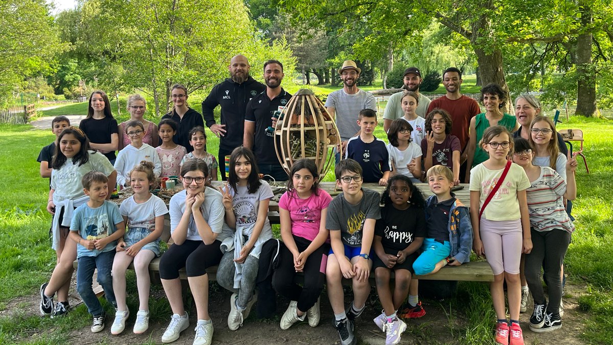🐝🐜 Une nouvelle étape d’« Ecolos en Herbe » a eu lieu !

🛠🦔 Les représentants des 13 sites périscolaires d’écoles paloises ont participé à des ateliers de fabrication d’hôtels à insectes et d’abris à hérissons au domaine de Sers, avec nos joueurs !

👉 bit.ly/3HVgNA8