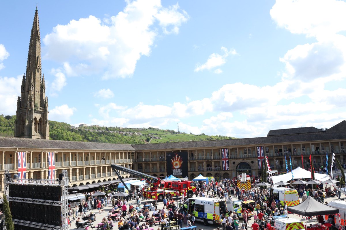 YorksHumber999's tweet photo. Photos from this yearβs @ThePieceHall #EmergencyServiceDay, with staff from @WYFRS @WestYorksPolice, @YorksAmbulance & @CalderValleySRT. https://t.co/OGVovQb5qc
