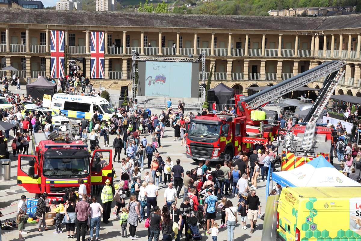 YorksHumber999's tweet photo. Photos from this yearβs @ThePieceHall #EmergencyServiceDay, with staff from @WYFRS @WestYorksPolice, @YorksAmbulance & @CalderValleySRT. https://t.co/OGVovQb5qc