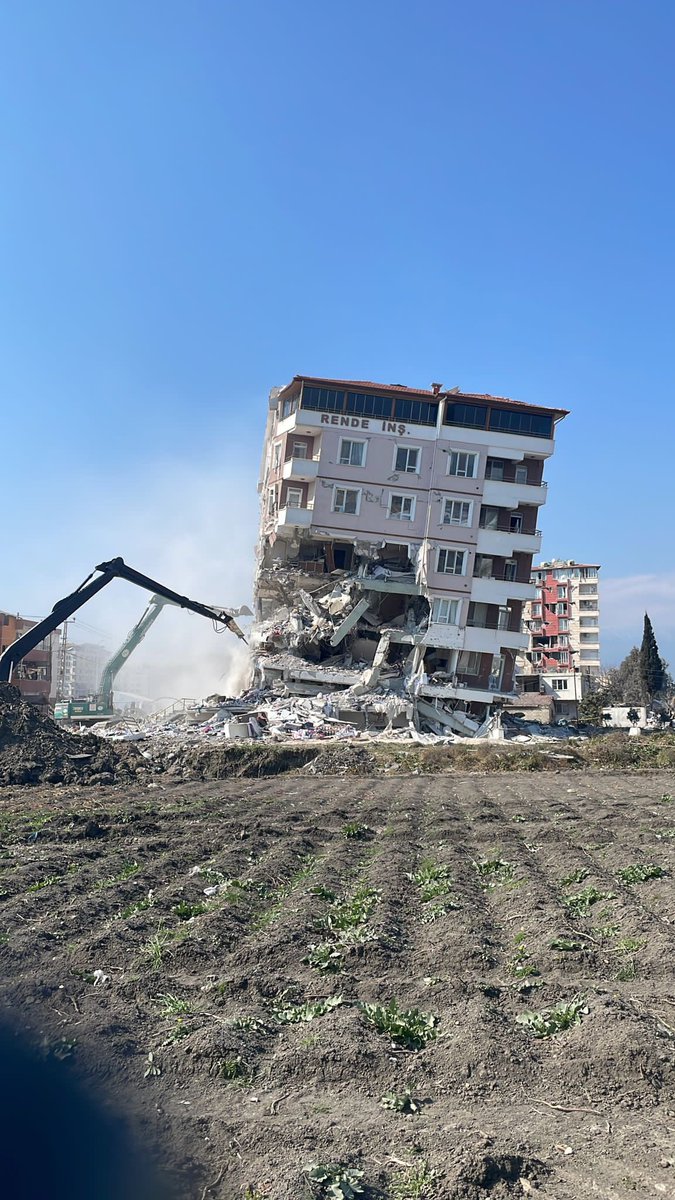 #RT VİCDANSIZLIK NEDİR ? 👇👇
Hatay’da 1700 binanın yıkımını üstlenen şirket depremzedelerin kullandıkları eşyalara el koyarak, eşyaları depremzedelere satıyor |

Hatay'ın Arsuz ilçesinde 1700 binanın yıkım işini alan bir şirketin “Artık burası benim” diyerek depremzedelerin