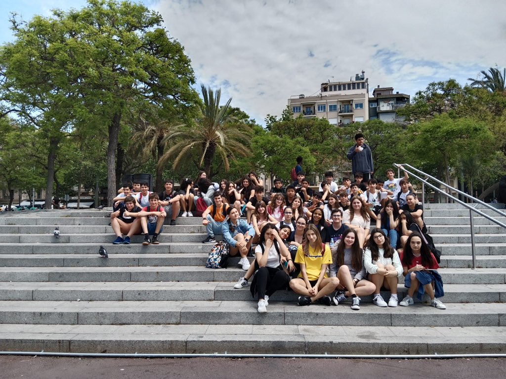 escreginahorta's tweet photo. Avui els alumnes d’ESO 2 han visitat el Museu d'història de Catalunya per completar la seva formació en l'Època Medieval. Gràcies al @mhistoriacat #ProgramaCreix #elreginacreixambtu https://t.co/nRHk1enlLj https://t.co/DYQ6Dv9RbA