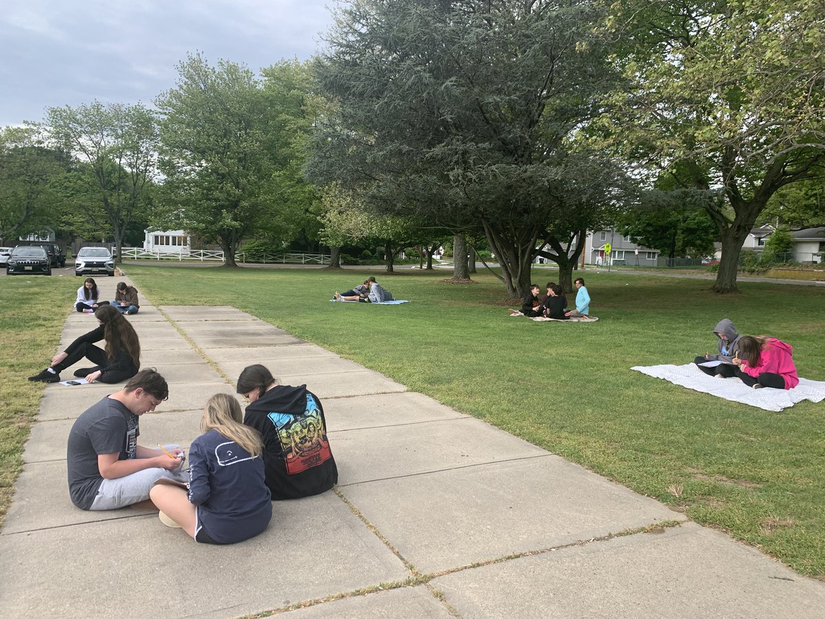 Cassiaw2012's tweet photo. Students had a blast outside learning about renewable and non renewable energy sources #wearemiddnorth https://t.co/s1xeee9FuF