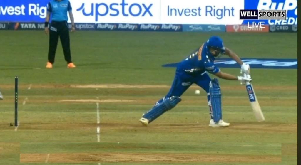 Hello DRS, yeh thoda jyada nahi ho gaya? How can this be lbw?