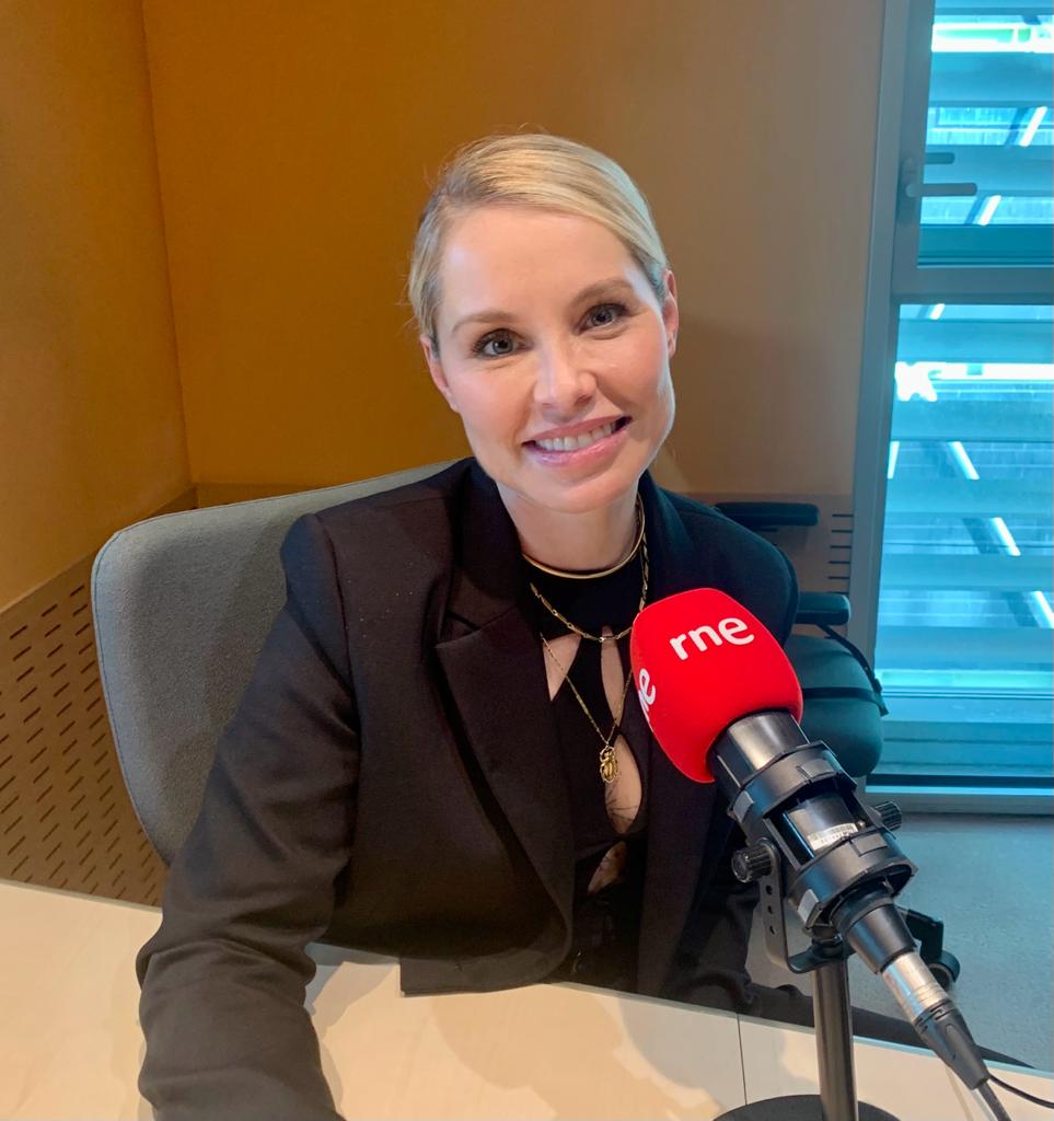 🗣️:'La sonrisa y la positividad siempre van de la mano'

🎶 @SorayaArnelas presenta #𝑳𝒂𝑪𝒊𝒕𝒂 ❗️

🔊 Recupera aquí l'#𝔼ℕ𝕋ℝ𝔼𝕍𝕀𝕊𝕋𝔸 👇
🔗#PodCast ▶️ rtve.es/a/6885180/

#𝑺𝒐𝒓𝒂𝒚𝒂𝑨𝒓𝒏𝒆𝒍𝒂𝒔 #𝑳𝒂𝑪𝒊𝒕𝒂𝑺𝒐𝒓𝒂𝒚𝒂 
#MiMundoSinTi #TeQuieroATi #SegundaParte