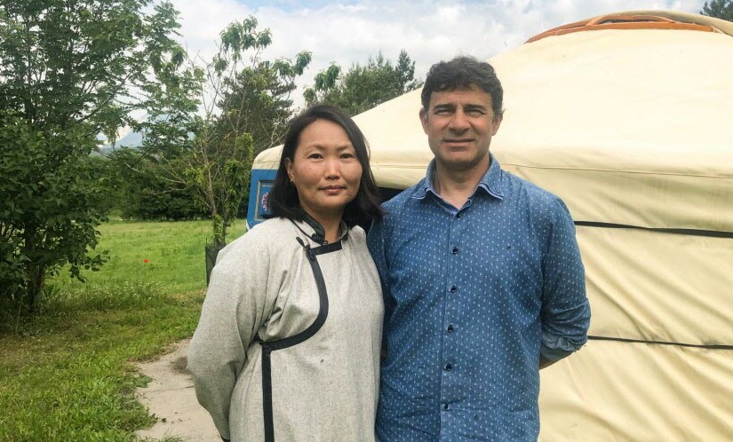 LeDL05et04's tweet photo. Angles | “Verdon yourte”, un petit air des steppes asiatiques dans les #AlpesdeHauteProvence. Arrivé il y a 20 ans en France, Aitalina Bac a créé avec son mari Aimé-Frédéric Bac “Verdon Yourte”, qui propose de dormir dans cet habitat traditionnel mongol.

https://t.co/ncVDqudJqf https://t.co/VsoX7REpxv