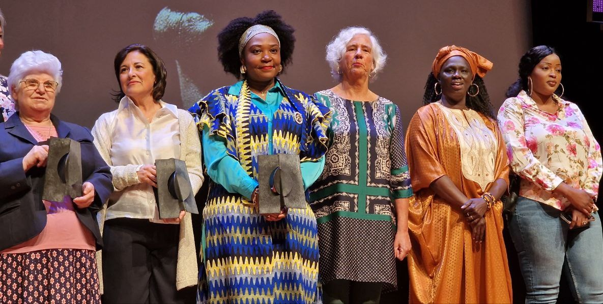 MariaDelRio_P's tweet photo. #África como protagonista de los Premios @Anesvad Sariak VII #HEALLTH
Nuestro enhorabuena y todo el reconocimiento por la labor de las premiadas: Encarnación Gomez, @FundacionKirira y la asociación IRDAS. https://t.co/CgSUUCvp6o