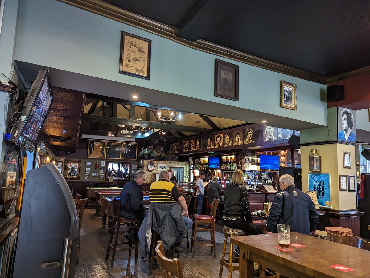 PubsCymru's tweet photo. Cwpl o beints draw yn y #QueensVaults canol #Caerdydd
#FelinfoelIPA amdani gan @FelinfoelAles
Dechreuad da ππΊπΊπΊπΊ https://t.co/5BuceUUGxU