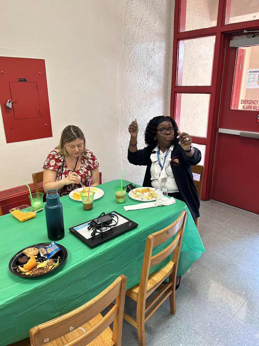 🖤❤️A4J served up some Taco Tuesday 🌮 love on Main Street. We appreciate all of the hard work and sacrifice that the facility and staff put in for the kids of <a href="/AndrewJacksonHS/">Andrew Jackson HS</a>!#TeachersAppreciationWeek
#A4J #TheTigerExperience 🐅