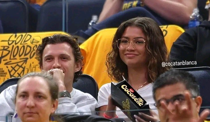 castillov06's tweet photo. Fresa? Fresa zendaya viendo el partido de basket con Spiderman a lado y comiendo cocosette https://t.co/USz5Kzm4sr