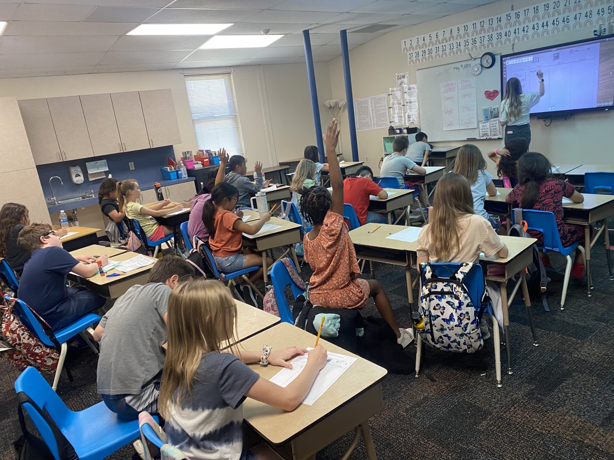 RuskPatriots's tweet photo. Rusk Patriot scholars are eager to share items they can measure in inches, feet, yards, and miles! Way to go Mrs. Dalton!!! ⁦@Midland_ISD⁩ ⁦@DrSDHoward⁩ ⁦@tricia_teran⁩ https://t.co/jcCRX2GRwl