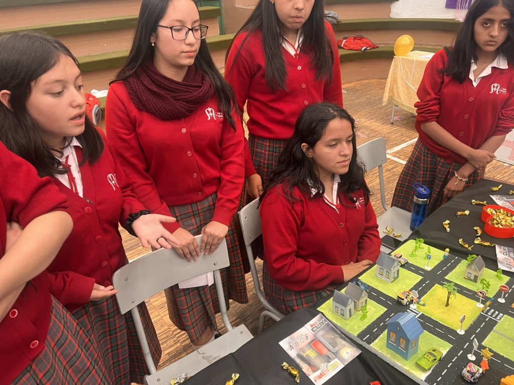 ximepb's tweet photo. Aprendiendo Seguridad Vial alumnas de la UE SALESIANAS CUENCA demuestran sus conocimientos adquiridos en su participación estudiantil realizada con #Practi-car Tipo C escuela de conducción y @ANT_ECUADOR #Azuay https://t.co/v66L44n0Jw