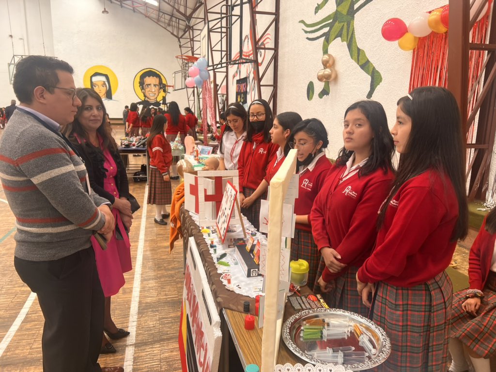 ximepb's tweet photo. Aprendiendo Seguridad Vial alumnas de la UE SALESIANAS CUENCA demuestran sus conocimientos adquiridos en su participación estudiantil realizada con #Practi-car Tipo C escuela de conducción y @ANT_ECUADOR #Azuay https://t.co/v66L44n0Jw