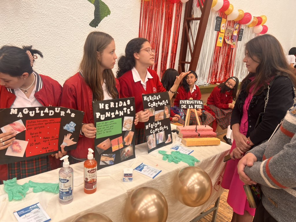 ximepb's tweet photo. Aprendiendo Seguridad Vial alumnas de la UE SALESIANAS CUENCA demuestran sus conocimientos adquiridos en su participación estudiantil realizada con #Practi-car Tipo C escuela de conducción y @ANT_ECUADOR #Azuay https://t.co/v66L44n0Jw
