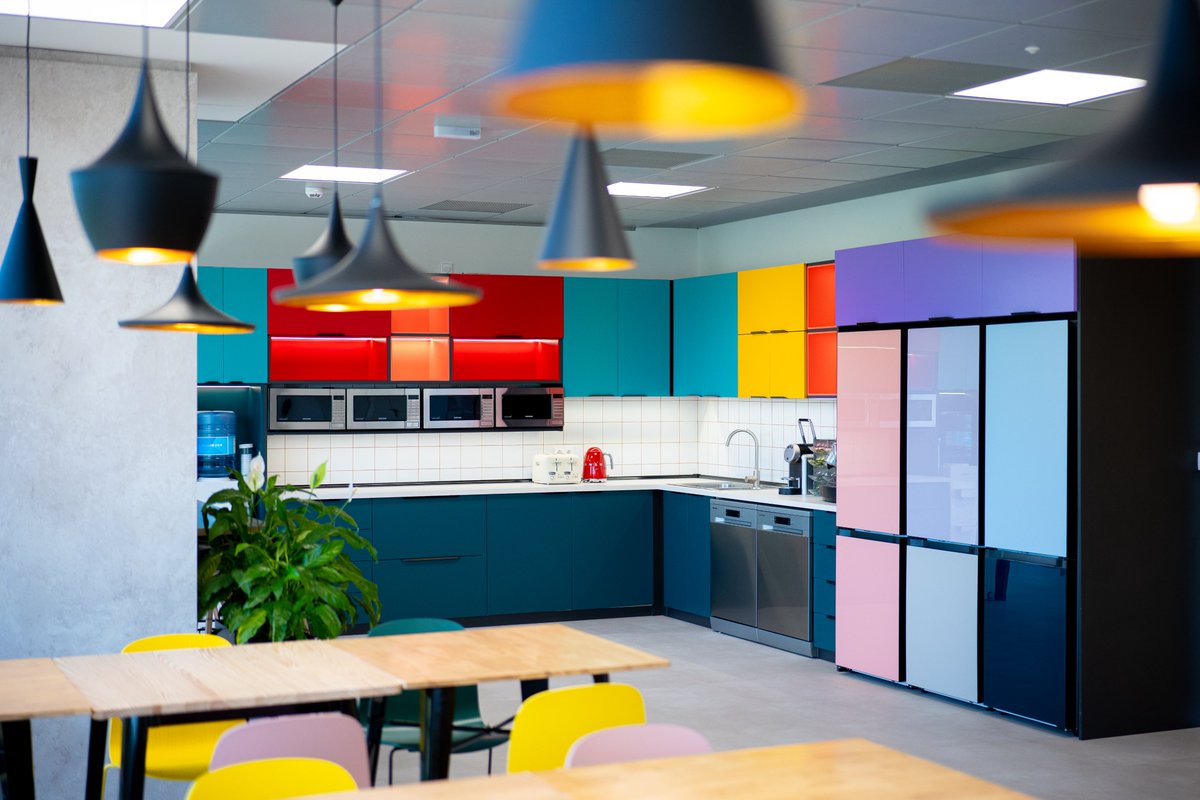 CheilSpain's tweet photo. Las grandes ideas se crean en lugares inspiradores 🌈
#CheilRetailTeam #CheilSpain #NewOffice https://t.co/Sbp0TNKiVK
