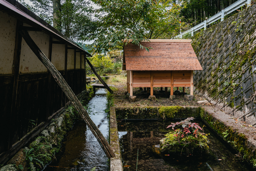 designboom's tweet photo. a zero-impact coop inspired by japanese shrines shelters chickens in the japanese mountains https://t.co/Q7cWcTa8Z0 https://t.co/sUX4peOKw1