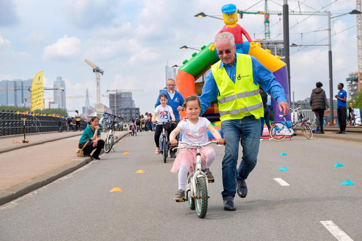 Fietsfestijn Roseknoop afgelopen zaterdag. Weer veel mensen leren fietsen. Alle kinderen van Rotterdam op de fiets! Aanstaande zaterdag het laatste Fietsfestijn in IJsselmonde, maar ook op zondag hét Fietsfestival op Deliplein. 

Info: rotterdamopdiefiets.nl/evenementen/ro…