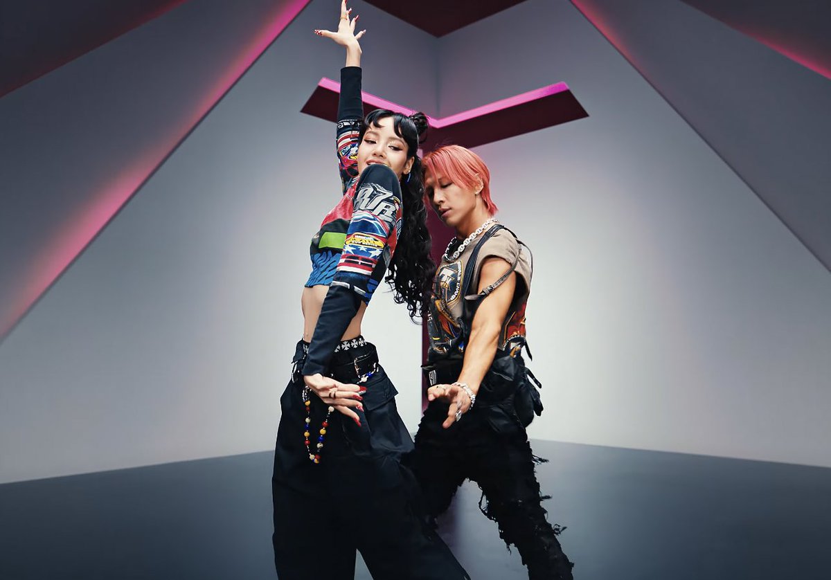 ‘Shoong!’ by TAEYANG (ft. #LISA) has reached a new peak at #88 (+106) on Billboard Global Excl. US and it also has entered on Billboard Global 200 at #143. 🌍 - Additionally, it has reached a new peak on World Digital Song Sales at #11 (+1) despite being a b-side track! 🔥