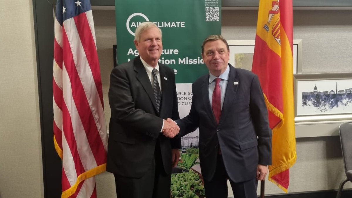 LuisPlanas's tweet photo. 🇺🇸🇪🇸 Encuentro bilateral con el secretario del departamento de #Agricultura de Estados Unidos, Thomas James Vilsack.
📌 En el marco de la Cumbre @AIMforClimate que organiza el @USDA y copreside @SecVilsack. https://t.co/60Yg9ptFxd